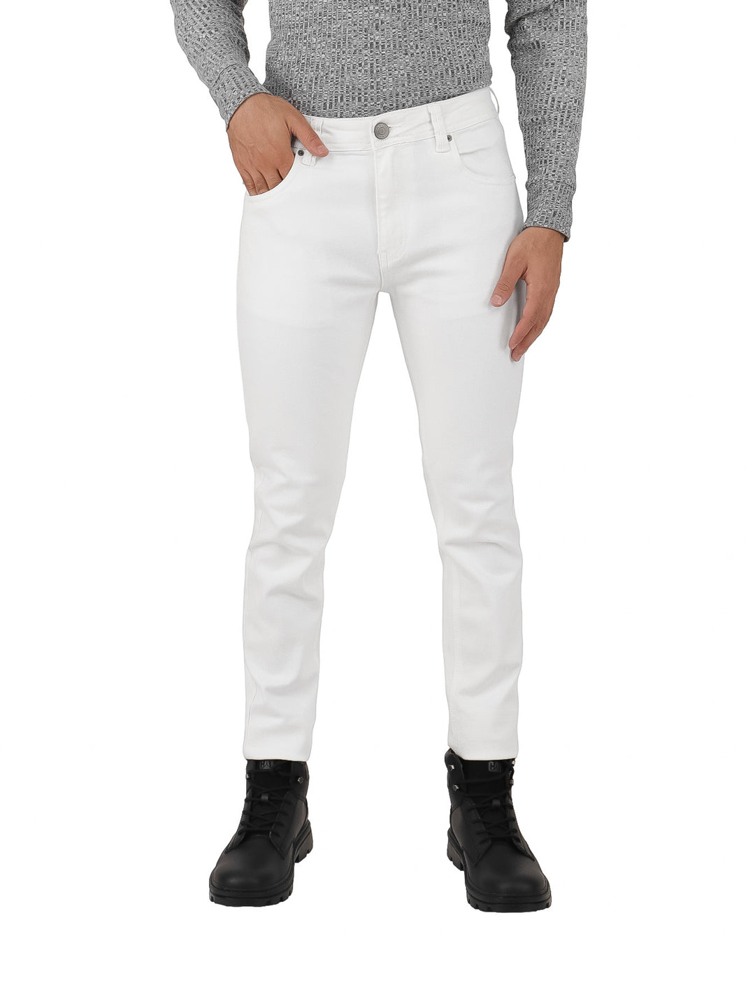 Hombre vistiendo pantalones jeans blancos de corte ajustado y botas negras.