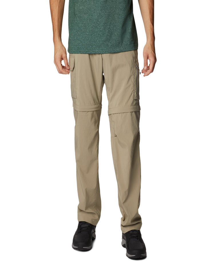 Hombre vistiendo pantalón Columbia Silver Ridge Utility Convertible en color beige tusk para actividades al aire libre.