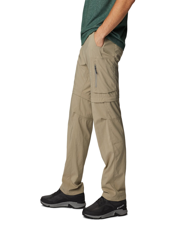 Hombre vistiendo pantalón Columbia Silver Ridge Utility Convertible en color beige tusk para actividades al aire libre.