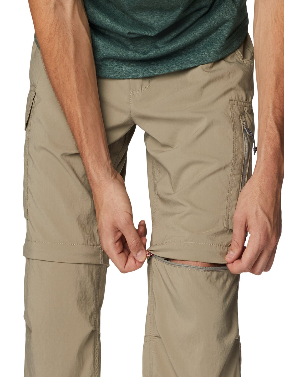 Hombre vistiendo pantalón Columbia Silver Ridge Utility Convertible en color beige tusk para actividades al aire libre.