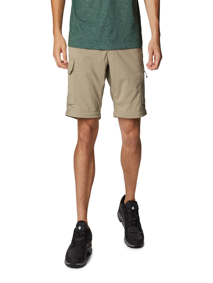 Hombre vistiendo pantalón Columbia Silver Ridge Utility Convertible en color beige tusk para actividades al aire libre.