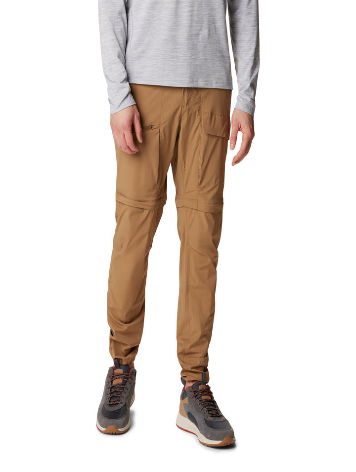 Hombre vistiendo pantalón Columbia Delta MaxTrail Lite convertible en color café para senderismo.