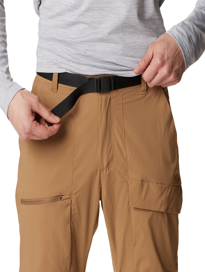 Hombre vistiendo pantalón Columbia Delta MaxTrail Lite convertible en color café para senderismo.
