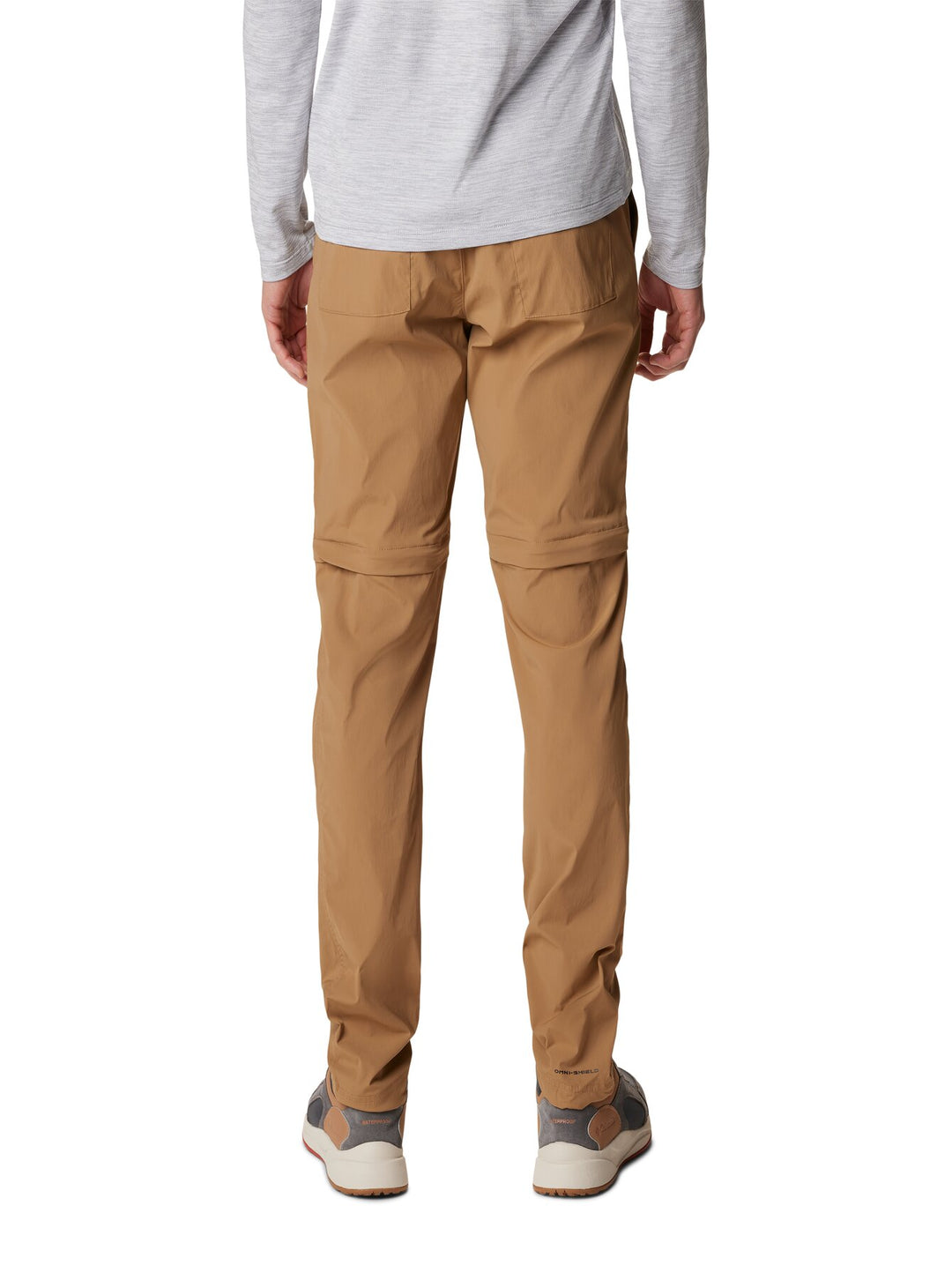 Hombre vistiendo pantalón Columbia Delta MaxTrail Lite convertible en color café para senderismo.