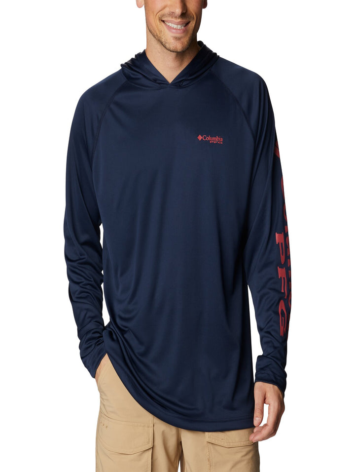 Sudadera con capucha color azul marino marca Columbia con detalles en rojo.