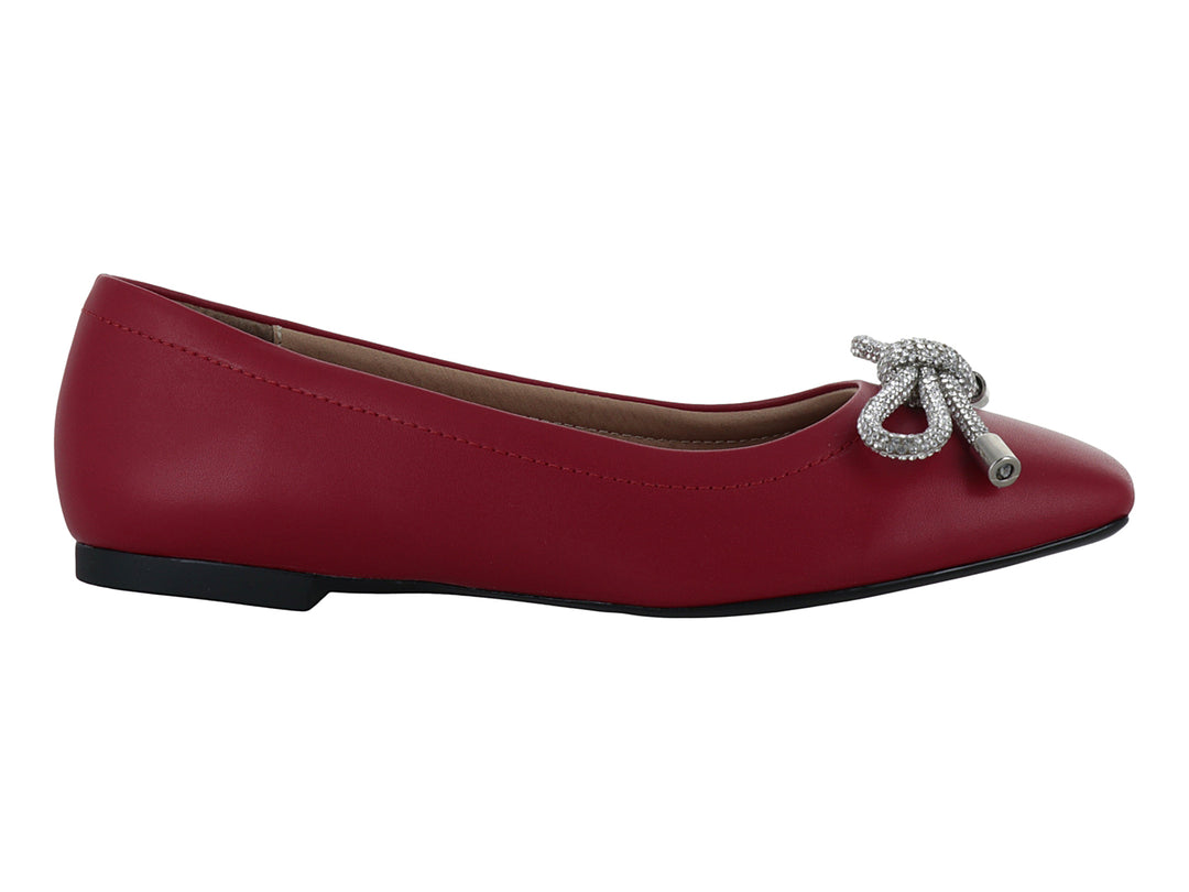 Zapato plano color rojo salas con un moño decorativo brillante en la punta.