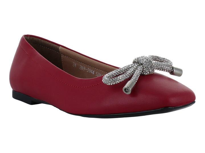 Zapato plano color rojo salas con un moño decorativo brillante en la punta.
