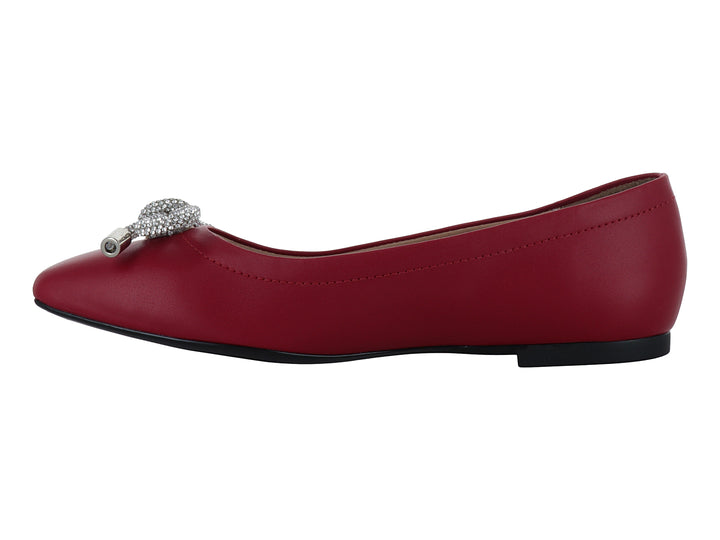 Zapato plano color rojo salas con un moño decorativo brillante en la punta.