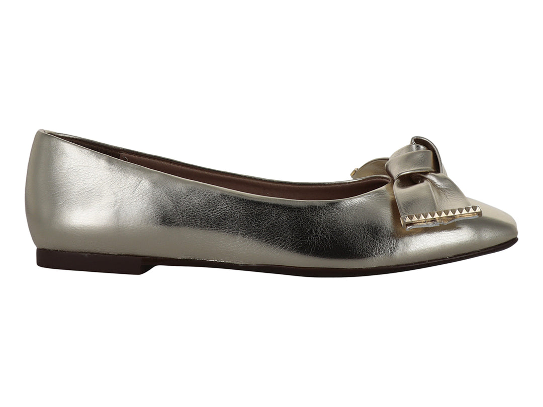 Zapato plano color platina metálico con detalle de moño decorativo en la parte frontal.