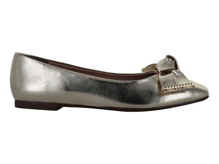 Zapato plano color platina metálico con detalle de moño decorativo en la parte frontal.