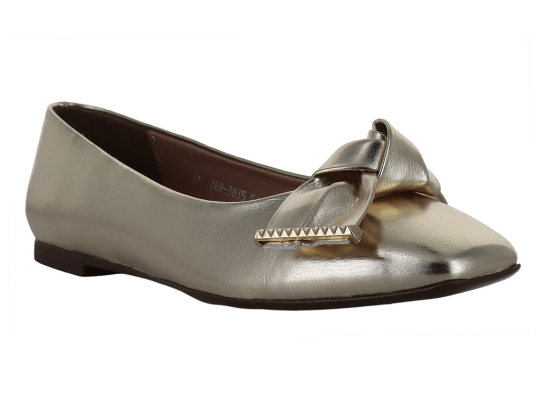 Zapato plano color platina metálico con detalle de moño decorativo en la parte frontal.