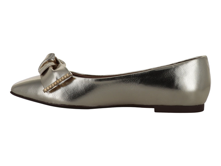 Zapato plano color platina metálico con detalle de moño decorativo en la parte frontal.