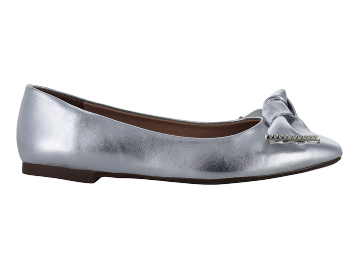 Zapato plano color plata metálico con detalle de moño decorativo en la parte frontal.