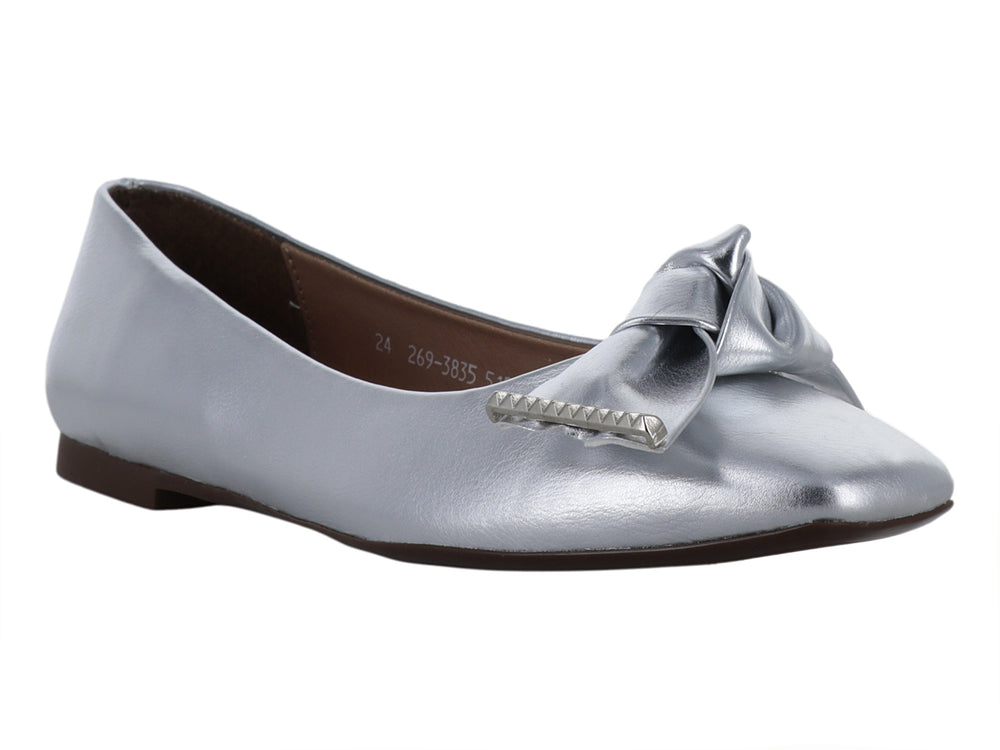 Zapato plano color plata metálico con detalle de moño decorativo en la parte frontal.