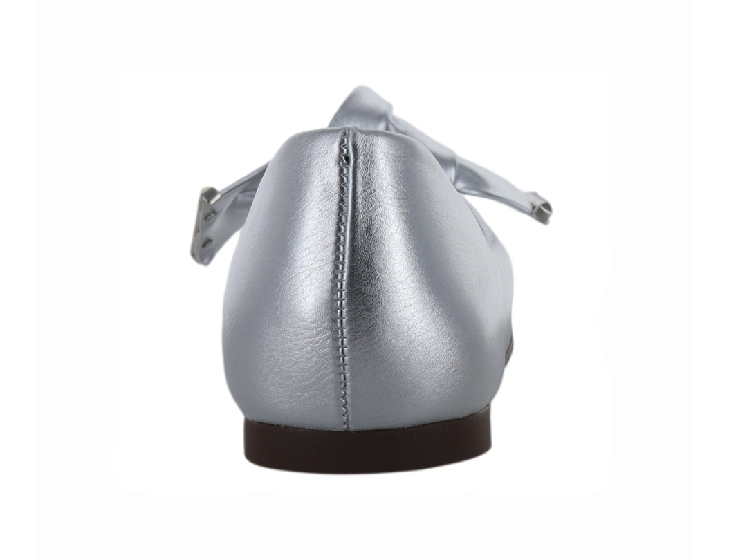 Zapato plano color plata metálico con detalle de moño decorativo en la parte frontal.
