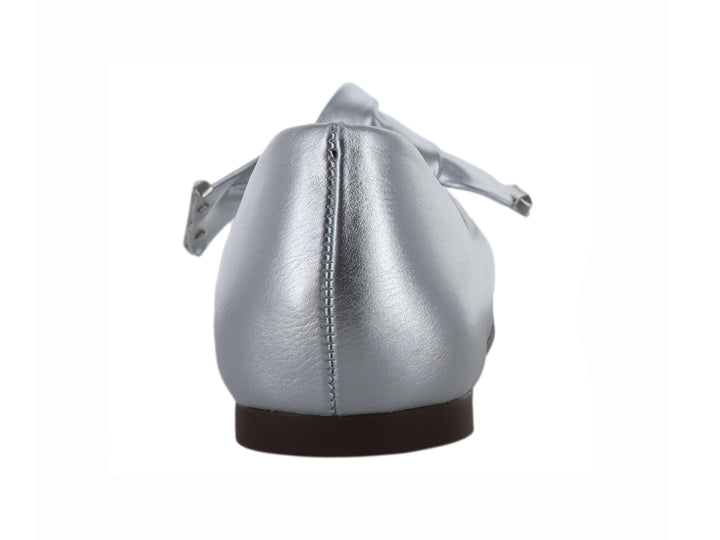 Zapato plano color plata metálico con detalle de moño decorativo en la parte frontal.