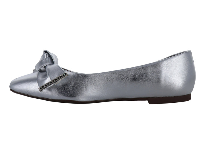 Zapato plano color plata metálico con detalle de moño decorativo en la parte frontal.
