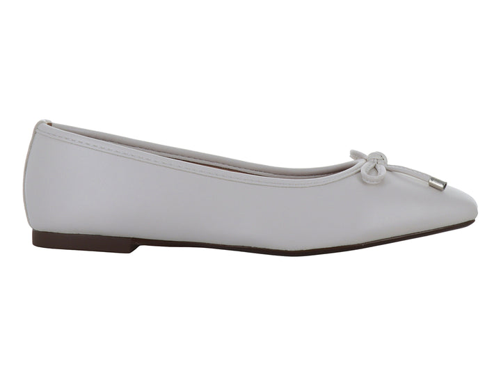 Zapato plano color beige con un pequeño lazo decorativo en la punta.
