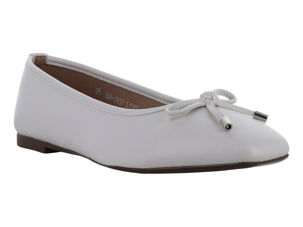 Zapato plano color beige con un pequeño lazo decorativo en la punta.