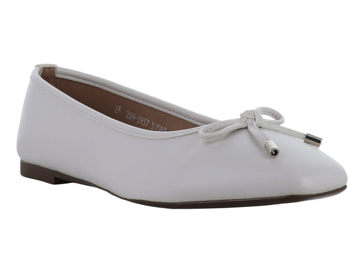 Zapato plano color beige con un pequeño lazo decorativo en la punta.
