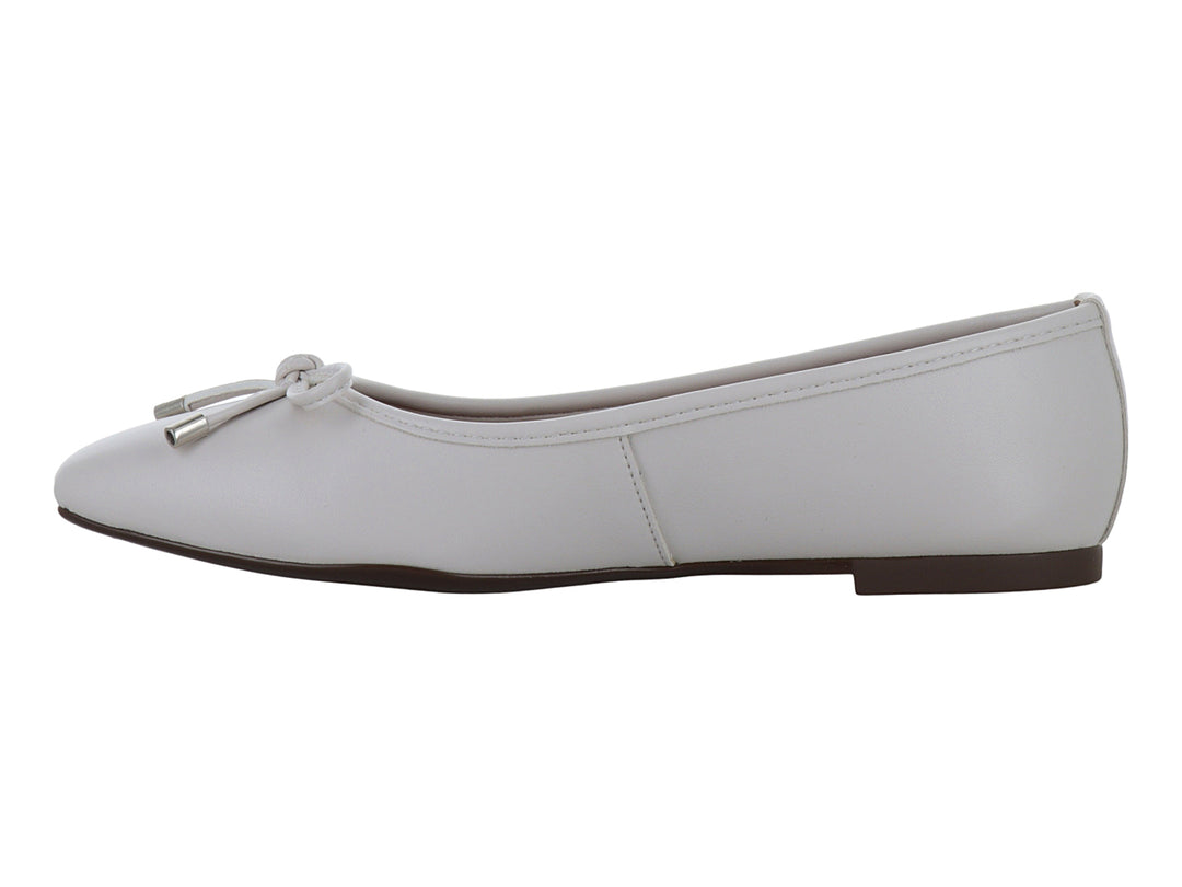 Zapato plano color beige con un pequeño lazo decorativo en la punta.