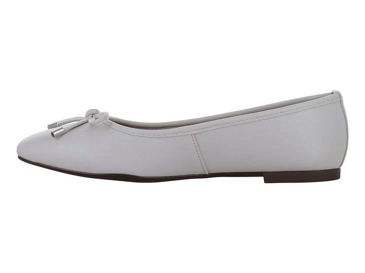 Zapato plano color beige con un pequeño lazo decorativo en la punta.