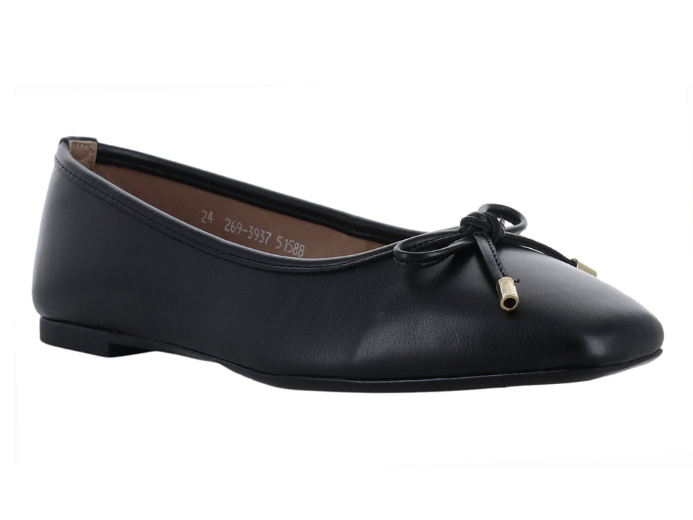 Zapato plano color negro para mujer con un pequeño moño y detalles dorados en la punta.