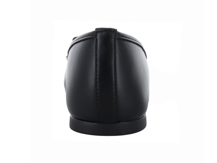 Zapato plano color negro para mujer con un pequeño moño y detalles dorados en la punta.