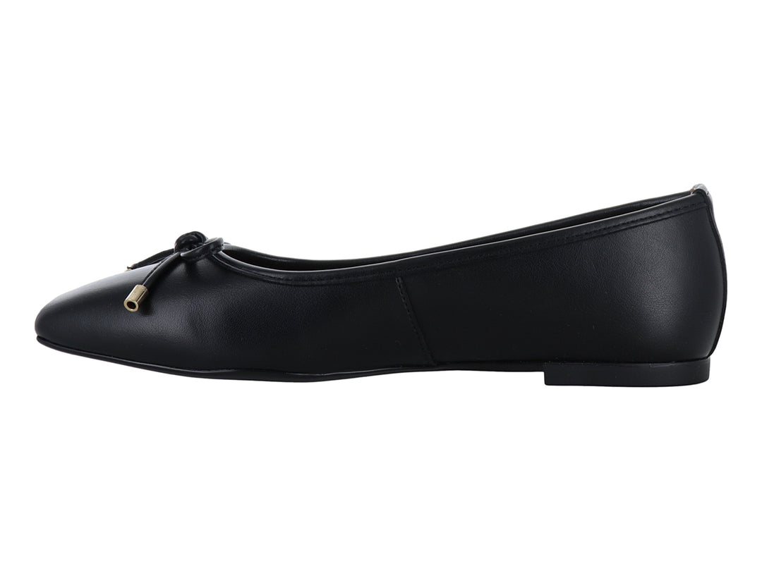 Zapato plano color negro para mujer con un pequeño moño y detalles dorados en la punta.