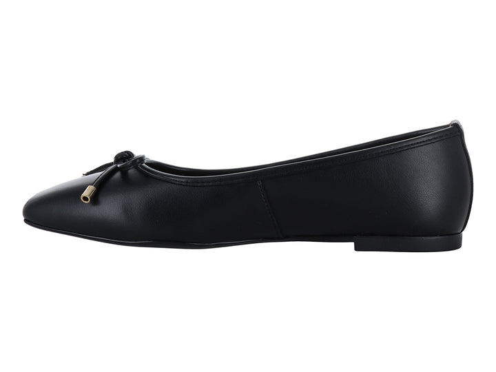 Zapato plano color negro para mujer con un pequeño moño y detalles dorados en la punta.