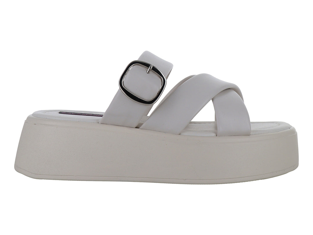 Sandalia de plataforma color latte con correas cruzadas y hebilla plateada para mujer.