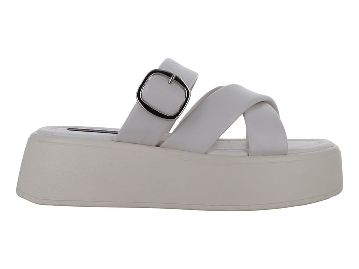 Sandalia de plataforma color latte con correas cruzadas y hebilla plateada para mujer.