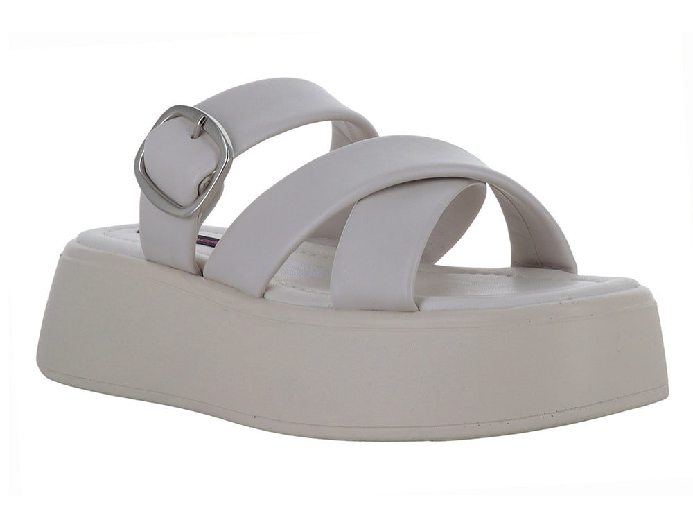 Sandalia de plataforma color latte con correas cruzadas y hebilla plateada para mujer.