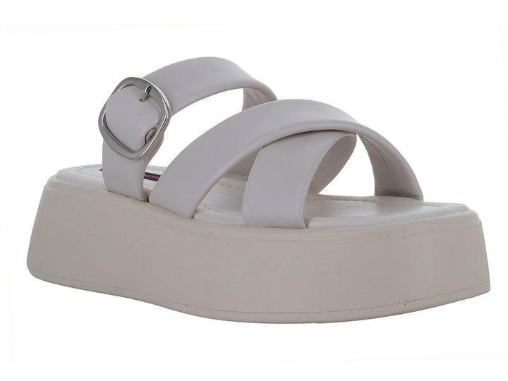 Sandalia de plataforma color latte con correas cruzadas y hebilla plateada para mujer.