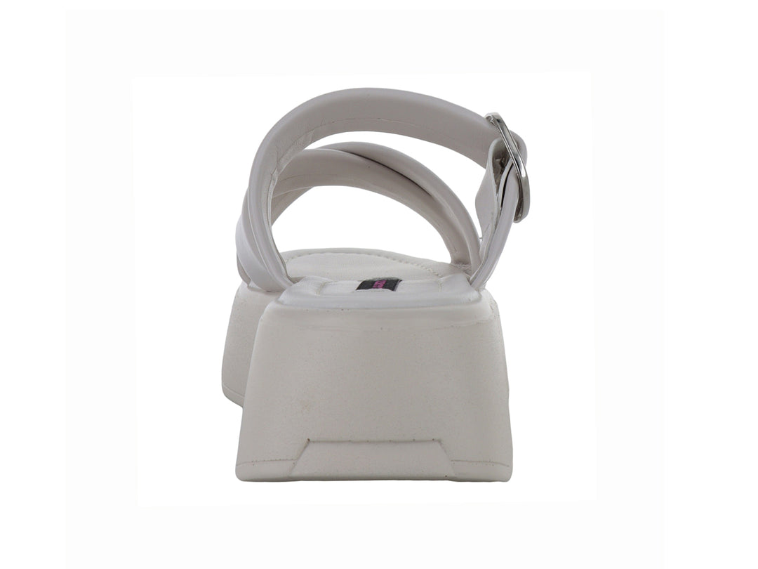 Sandalia de plataforma color latte con correas cruzadas y hebilla plateada para mujer.