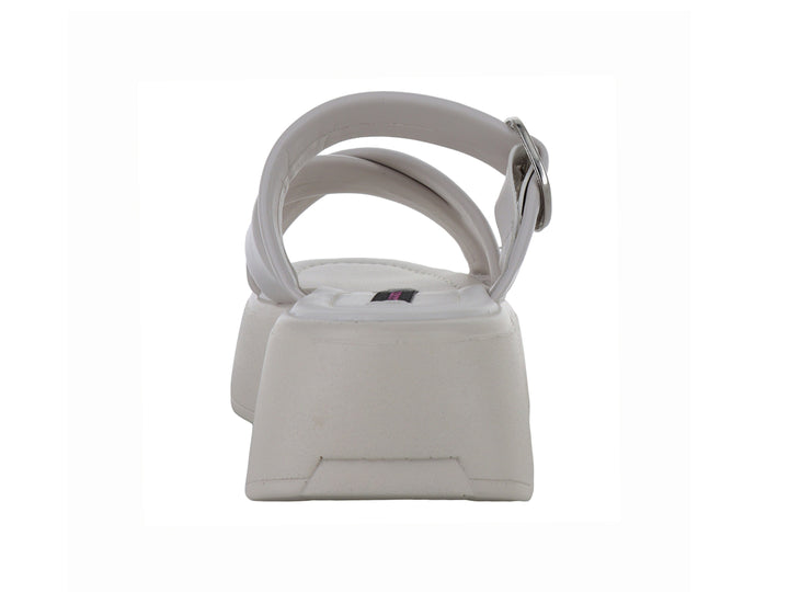 Sandalia de plataforma color latte con correas cruzadas y hebilla plateada para mujer.