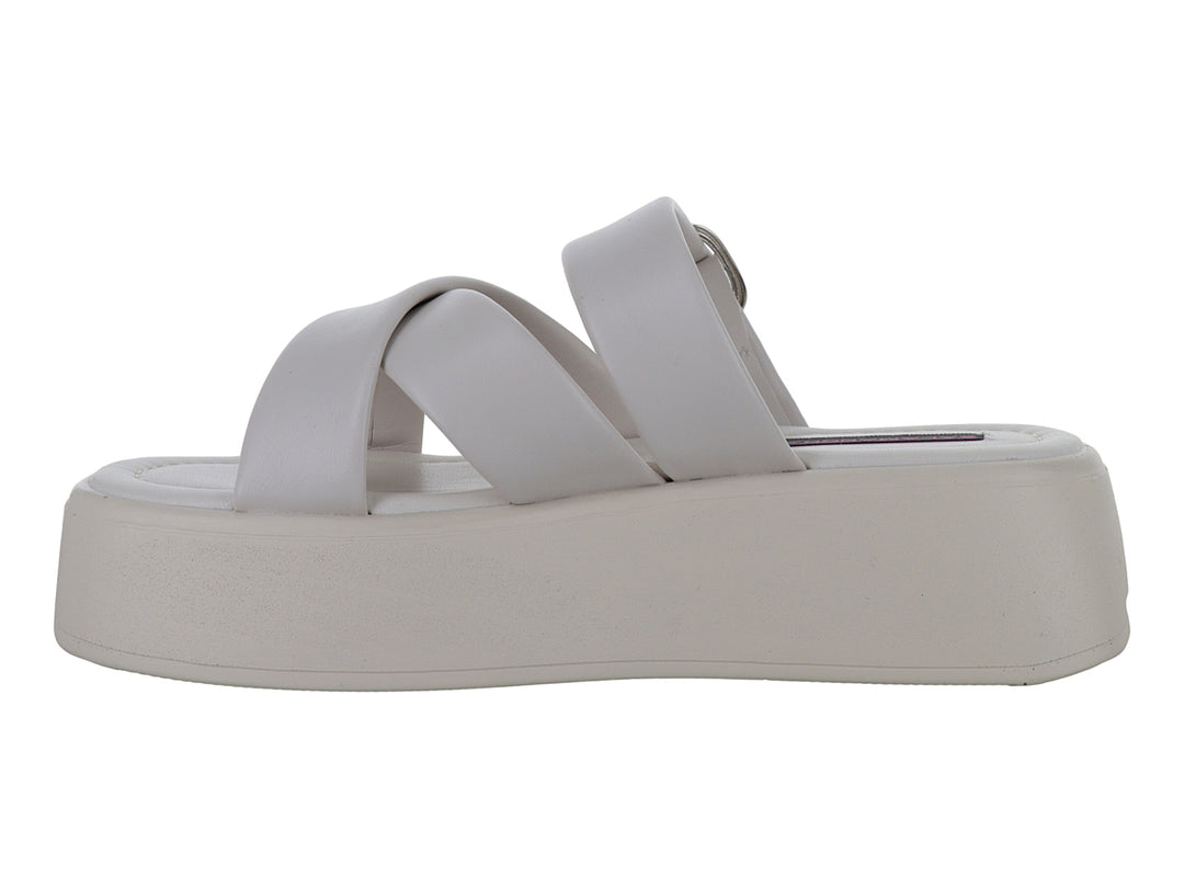 Sandalia de plataforma color latte con correas cruzadas y hebilla plateada para mujer.