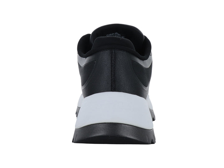 Tenis Calvin Klein color negro con suela gruesa bicolor en blanco y negro y cierre de cordones.