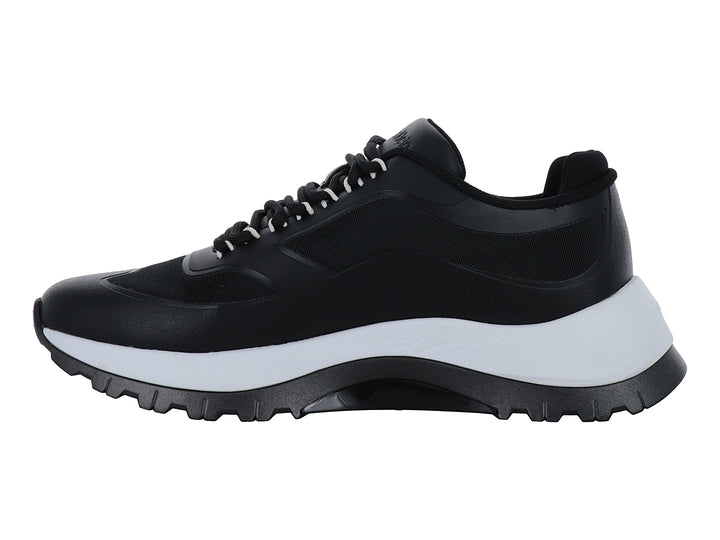 Tenis Calvin Klein color negro con suela gruesa bicolor en blanco y negro y cierre de cordones.