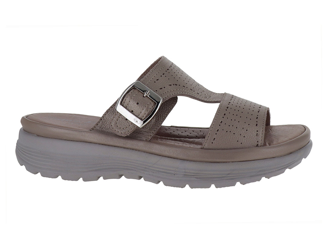 Sandalia color seda con hebilla plateada y suela gruesa para mujer.