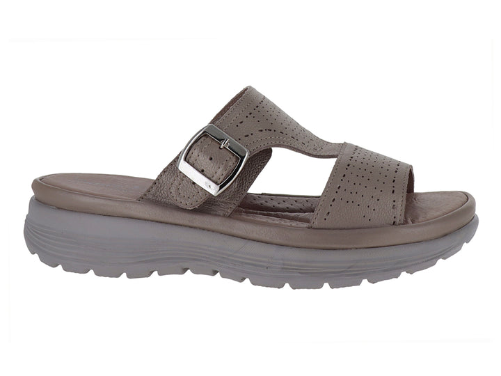 Sandalia color seda con hebilla plateada y suela gruesa para mujer.