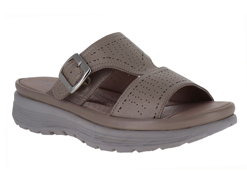 Sandalia color seda con hebilla plateada y suela gruesa para mujer.