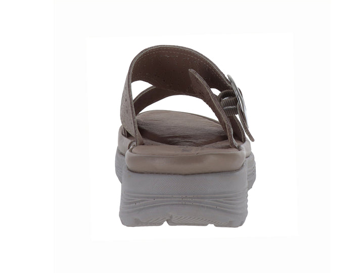 Sandalia color seda con hebilla plateada y suela gruesa para mujer.