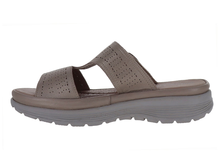 Sandalia color seda con hebilla plateada y suela gruesa para mujer.