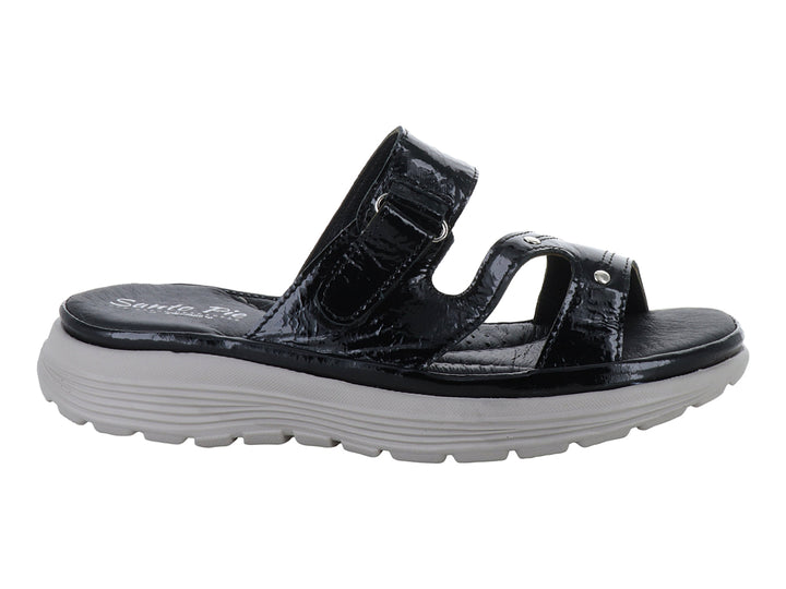 Sandalia negra de charol con suela gris gruesa y correa ajustable.