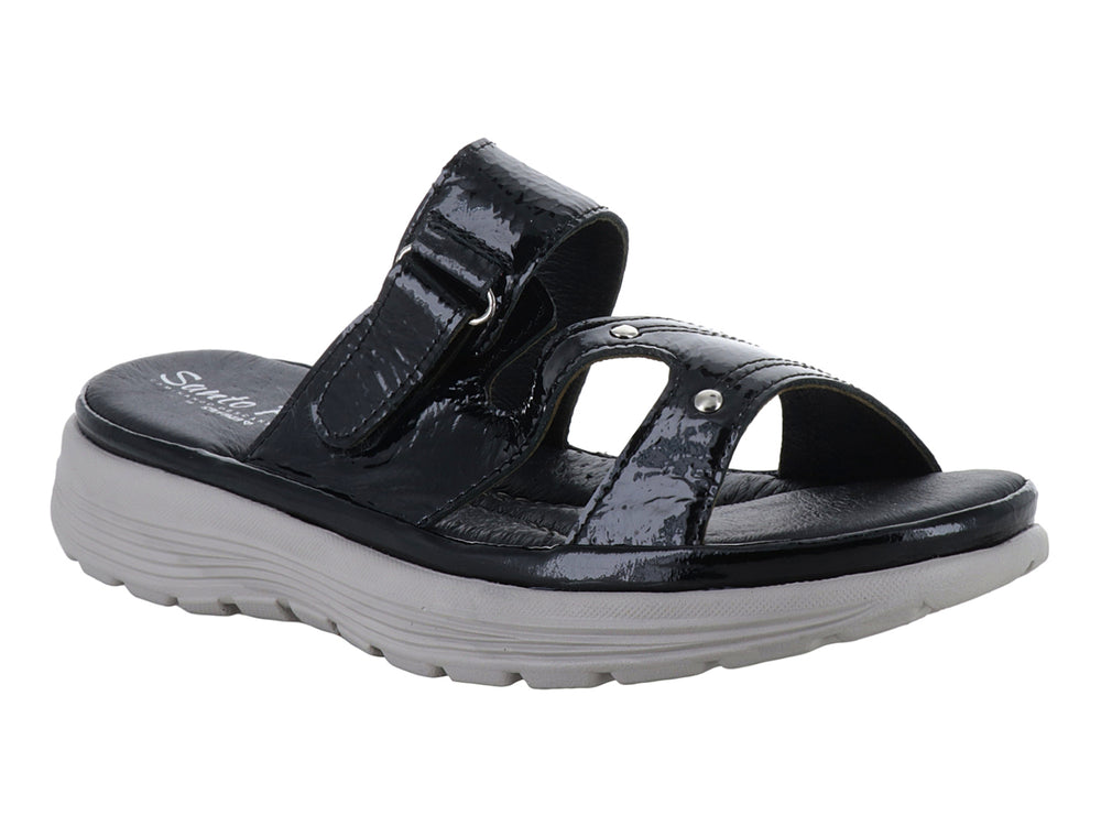 Sandalia negra de charol con suela gris gruesa y correa ajustable.