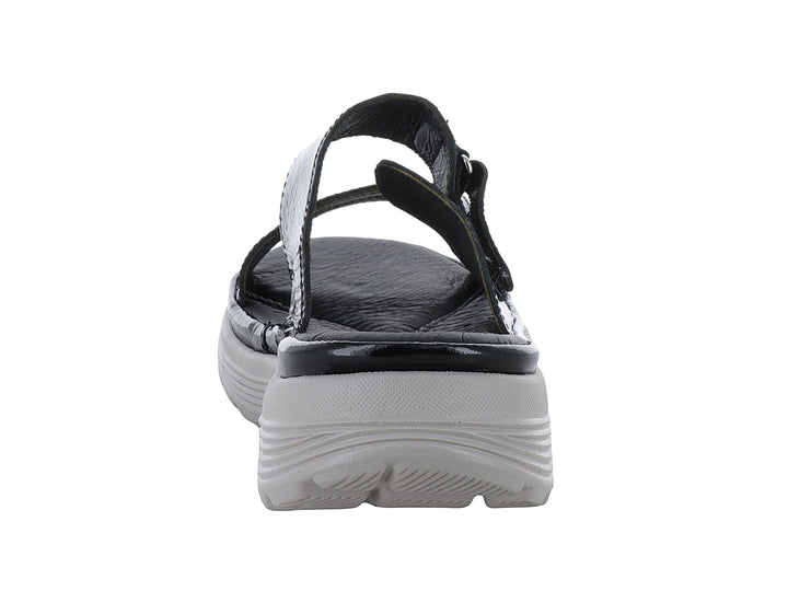 Sandalia negra de charol con suela gris gruesa y correa ajustable.