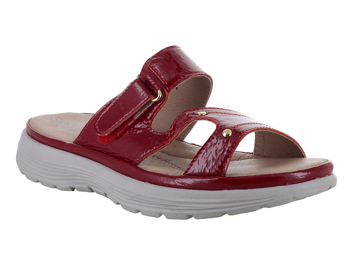Sandalia roja brillante con suela blanca de plataforma y correas ajustables.
