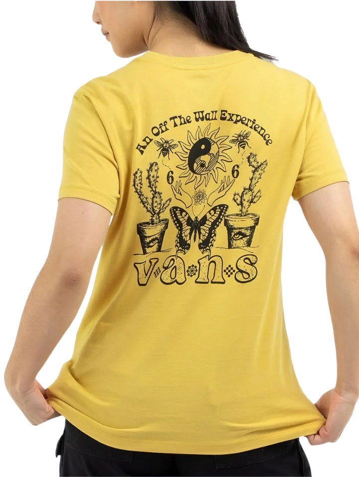 Camiseta de manga corta color ocre de la marca Vans con un pequeño gráfico en el pecho.