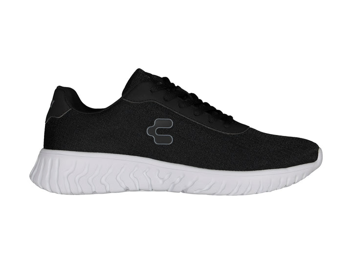 Tenis deportivos Charly en color negro con suela blanca ondulada y agujetas negras.